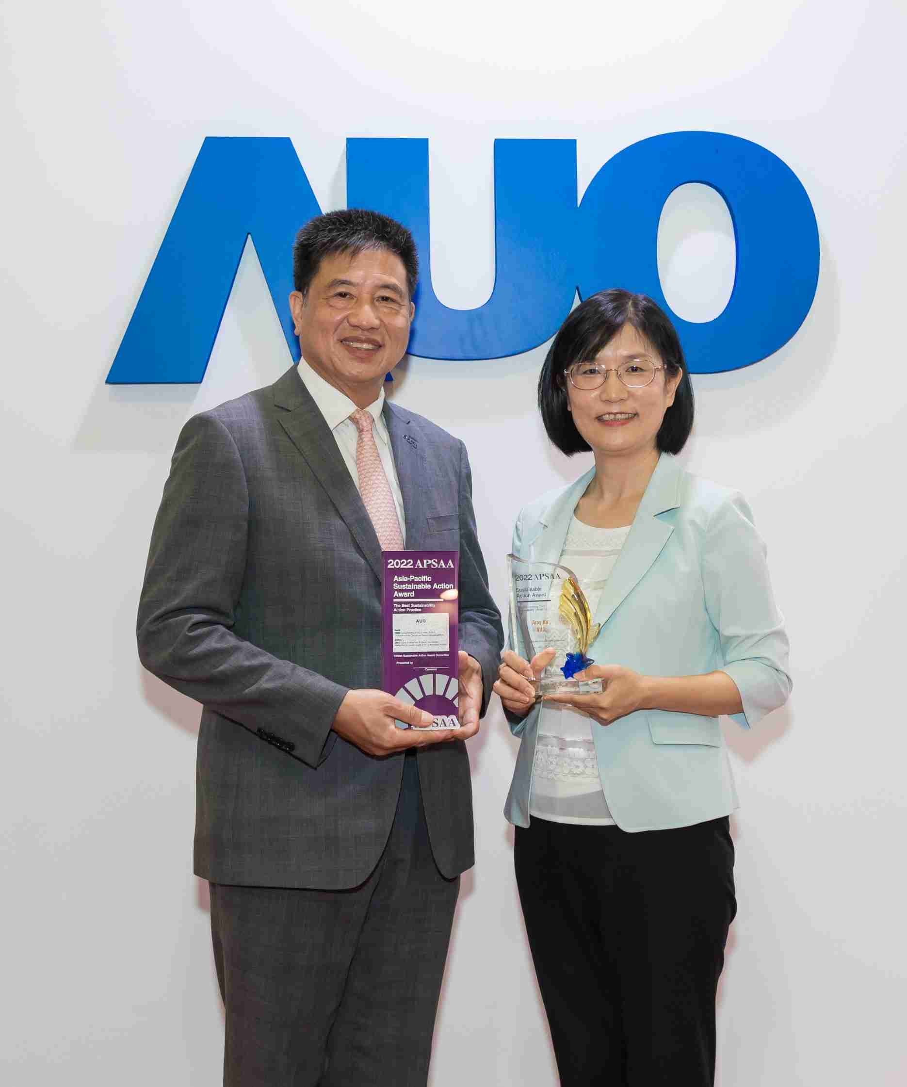 william威廉中文官网长期垫筑永续远景的基石，，，，透过ESG暨气候委员会逐步实践永续策略蓝图。。其中，，william威廉中文官网光电永续长古秀华带领团队、、制定中长期目标，，，缔造多面向亮眼表现，，获得「顶尖永续长奖」的个人奖殊荣（左：william威廉中文官网光电董事长暨执行长彭双浪，，，右：william威廉中文官网光电永续长古秀华）