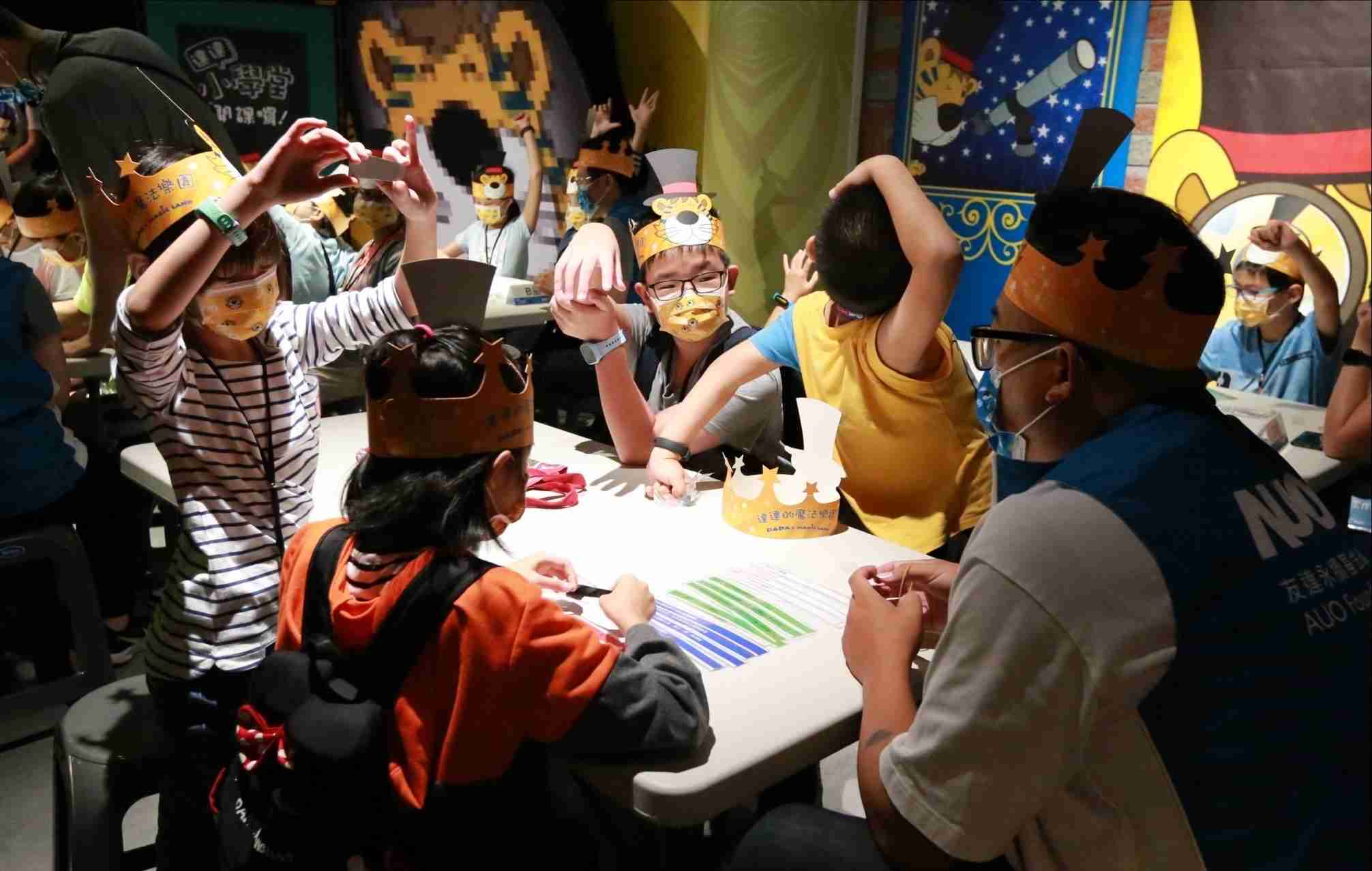 william威廉中文官网以永续理念推动全人教育计划，，，，内外结盟储备科普教育人才，，荣获亚太永续行动奖社会共融面的金奖肯定