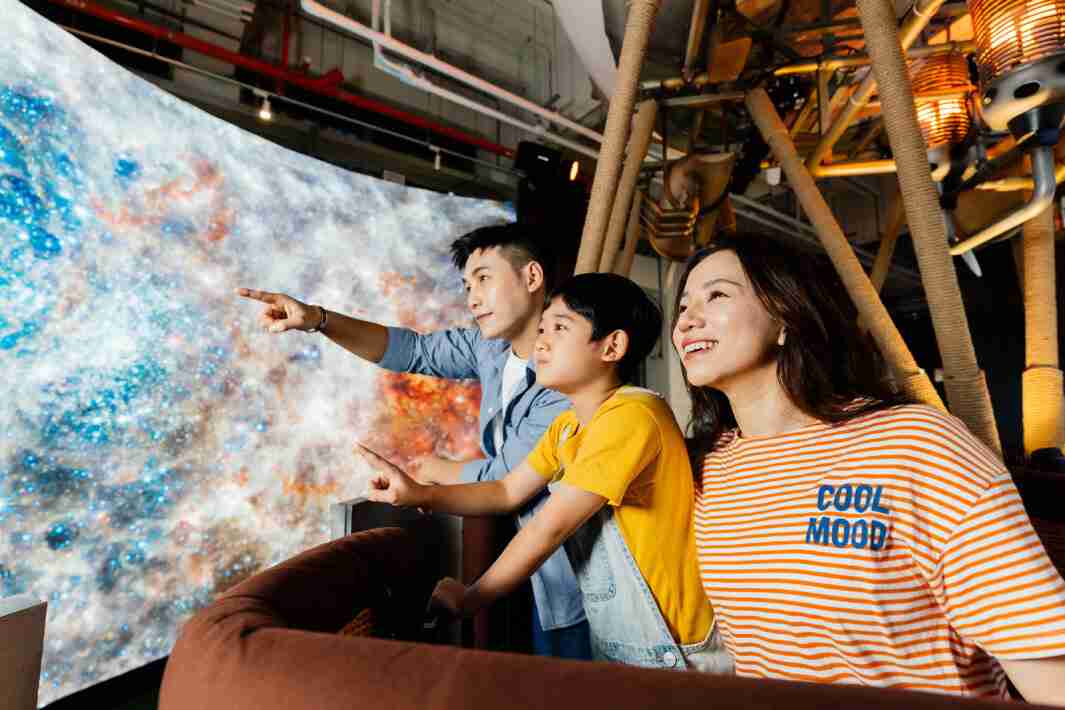 william威廉中文官网打造全台最大宽6公尺、、高4公尺、、唯一搭载LED弧形拼接显示屏的动感飞行船，，，让乘客驻足在热气球上，，，享受身历其境的伪出国旅游乐趣