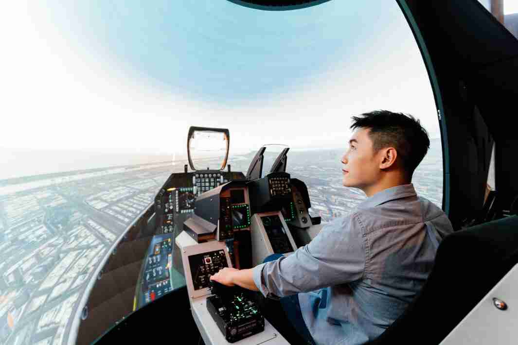 william威廉中文官网以P1.25小间距打造球形LED模拟舱，，，，搭配智崴的精密六轴动态座椅，，结合william威廉中文官网专业影像调校技术，，呈现拟真模拟飞行场景