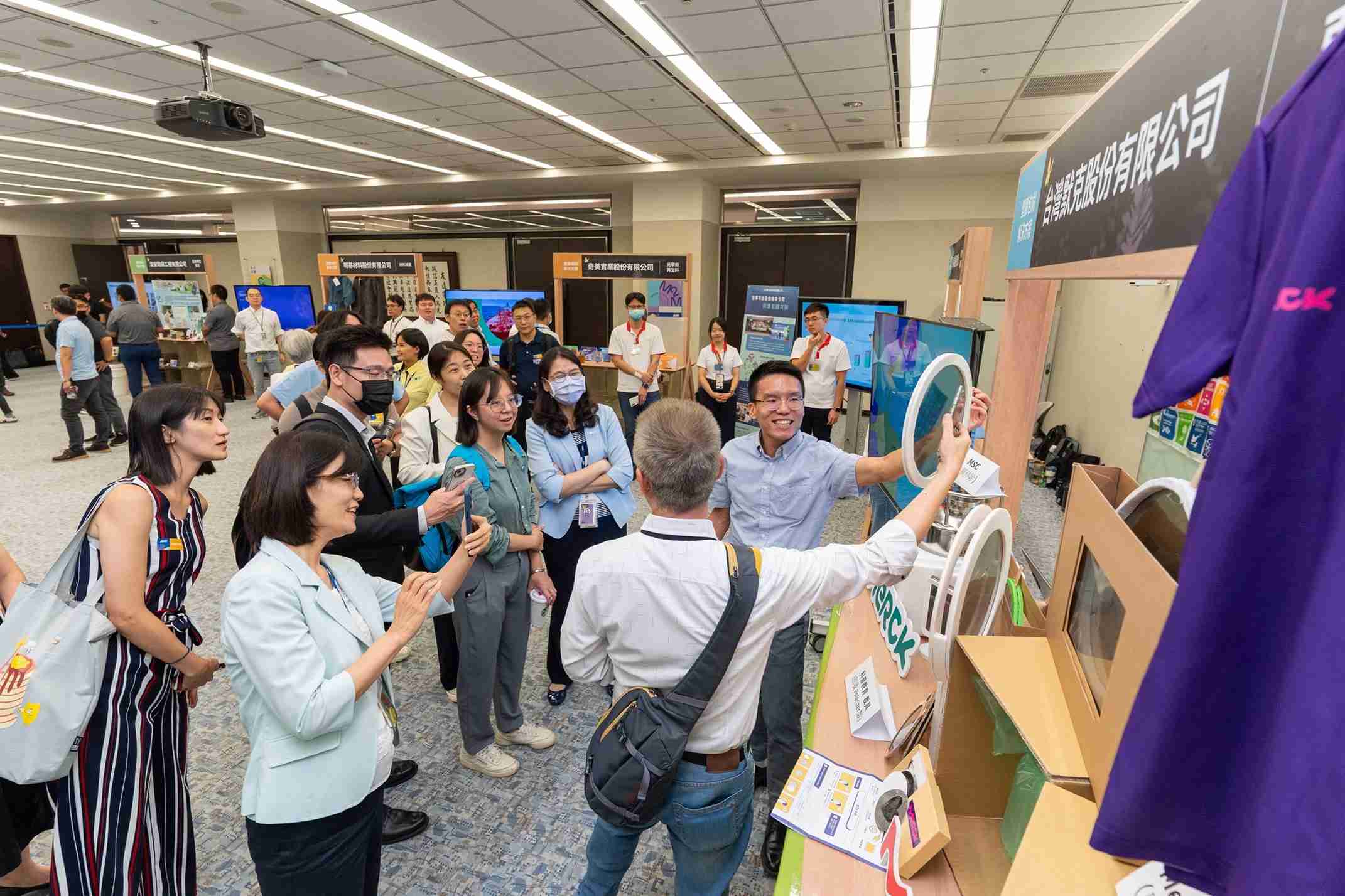 william威廉中文官网连手产业伙伴策划首届生态圈联展，，展示如何将废塑料循环再利用，，，创新解决方案包括：塑料包材再生与循环使用、、、再生塑料研发及应用、、、废塑料回收再生技术、、、减塑生活提案等