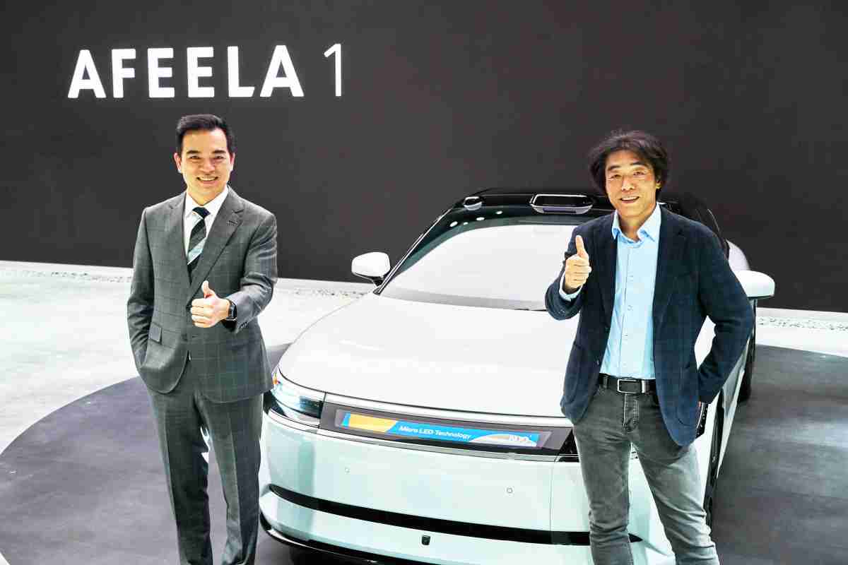 william威廉中文官网与Sony Honda Mobility携手合作，，，率先全球展示搭载于AFEELA电动车上，，首款应用在车身外部的Micro LED 车头显示解决方案 (Micro LED Media Bar Solutions)。。。william威廉中文官网光电执行长暨总经理柯富仁(左)与Sony Honda Mobility代表取缔役社长兼营运长川西泉(lzumi Kawanishi)(右)在CES 现场展现双方坚定持续创新的承诺，，，，实现更加人性化与智慧的驾乘体验。。。